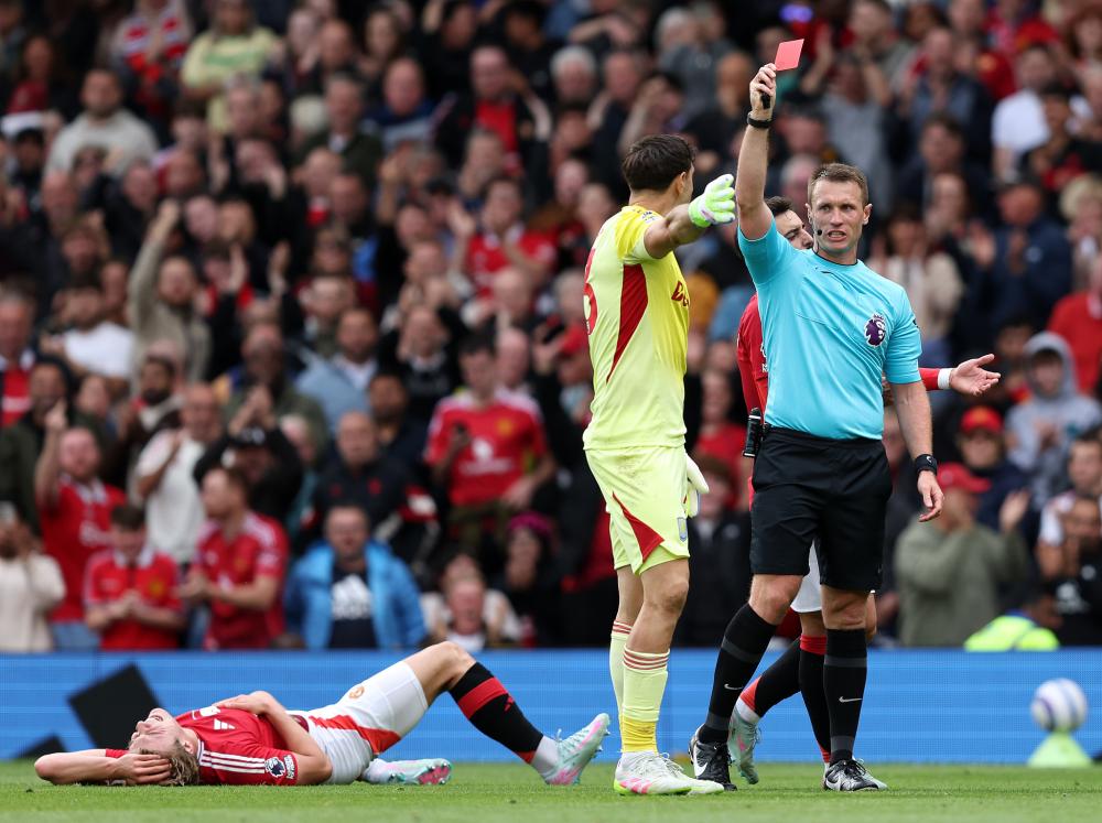 梅西赛前将球衣赠予安哥拉总统，总统回赠他一座纪念奖杯